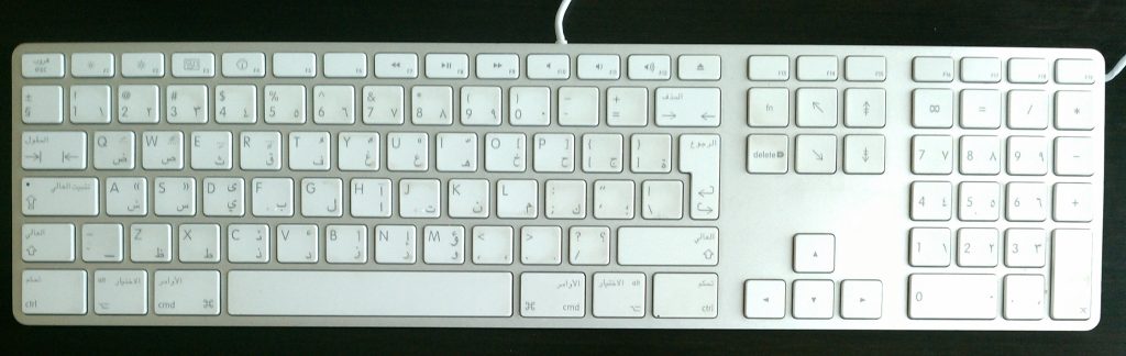 لوحة مفاتيح Apple فعلية مطبوع عليها حروف عربية ولاتينية توضح اختلاف النقوش على المفاتيح