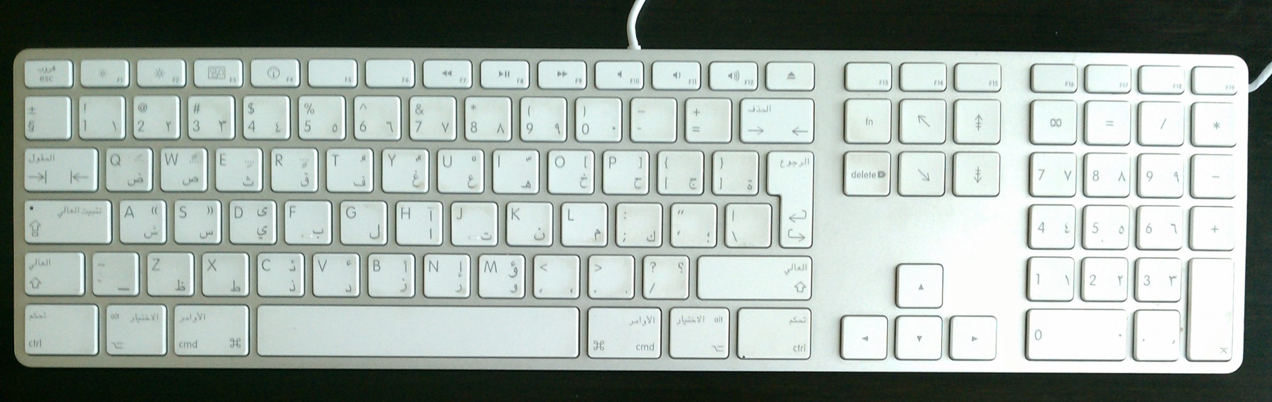 لوحة مفاتيح Apple فعلية مطبوع عليها حروف عربية ولاتينية توضح اختلاف النقوش على المفاتيح