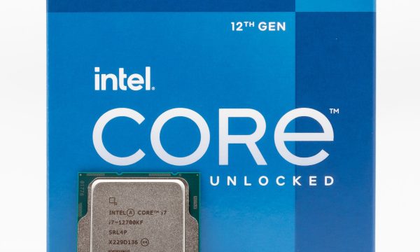معالج Intel Core i7-12700KF بجوار علبته؛ مثال حقيقي لشكل المعالج المركزي CPU