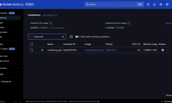 لقطة Docker Desktop تعرض حاوية welcome-to-docker مع ربط المنفذ 8080 بالمنفذ 80