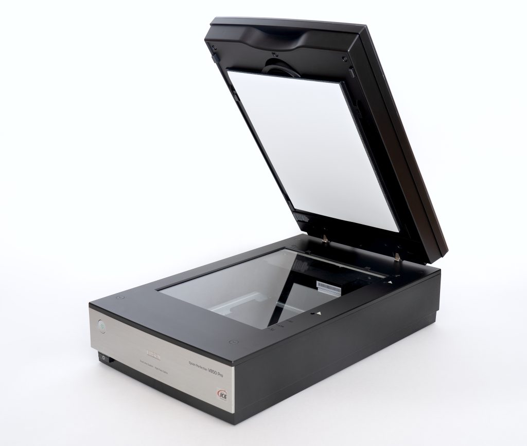 ماسح ضوئي مسطح Epson Perfection V850 Pro مفتوح الغطاء يوضح سطح الزجاج