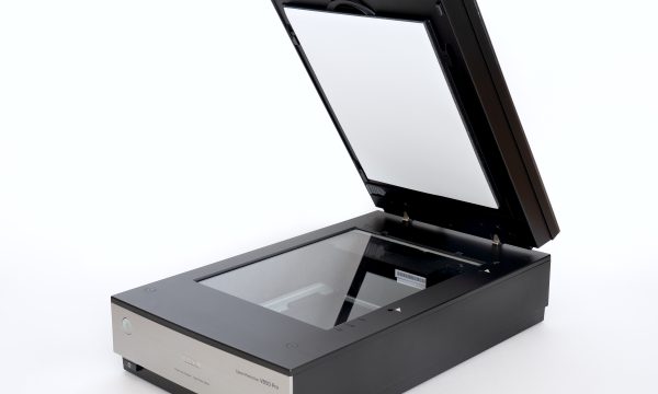 ماسح ضوئي مسطح Epson Perfection V850 Pro مفتوح الغطاء يوضح سطح الزجاج