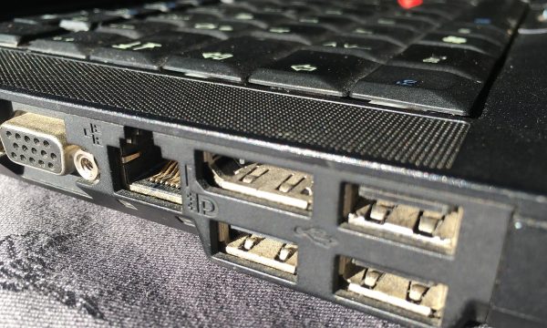 منافذ الجانب الأيسر للابتوب Lenovo ThinkPad T410 ومنها VGA وإيثرنت وDisplayPort وUSB