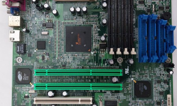 الوجه الأمامي للوحة أم Dell PowerEdge 500SC مع المقبس وشقوق الذاكرة والتوسعة