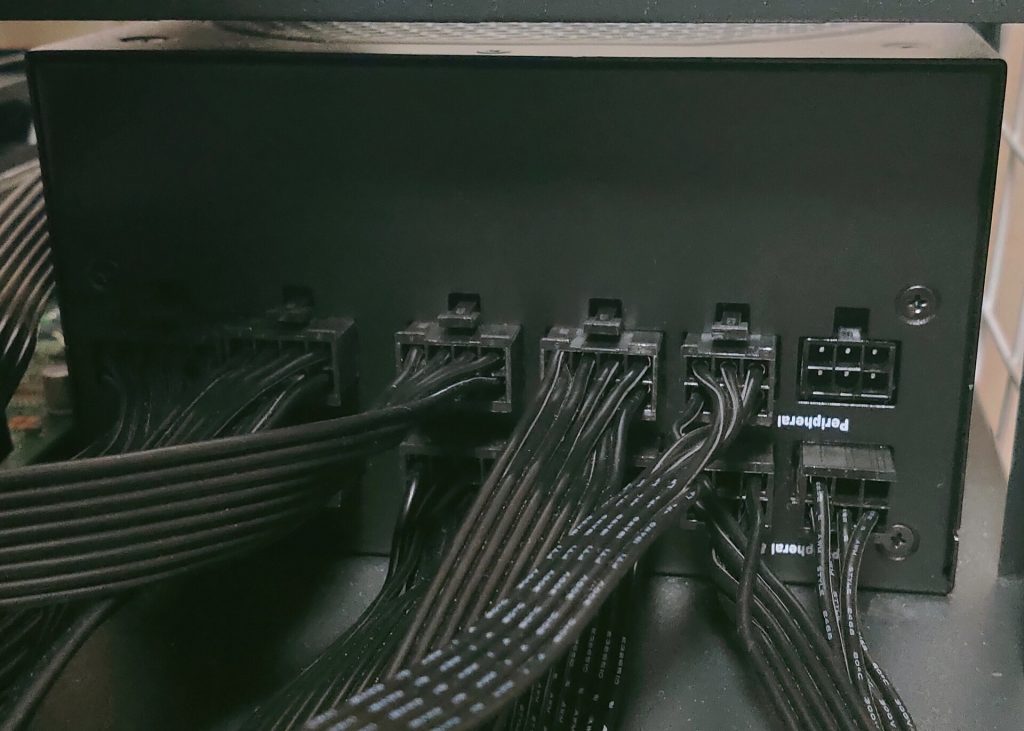 مزود طاقة ATX معياري تظهر فيه موصلات وكابلات الطاقة