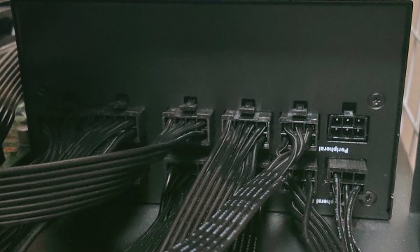 مزود طاقة ATX معياري تظهر فيه موصلات وكابلات الطاقة