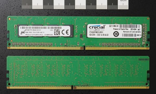 وجها وحدة ذاكرة DDR4 DIMM مع نقاط التوصيل والشق السفلي