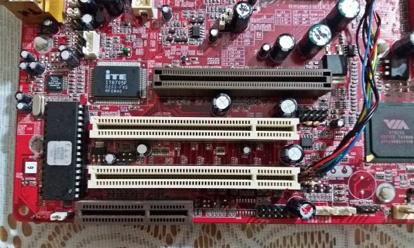 شقوق AGP وPCI وCNR على لوحة PCChips M925LR قديمة