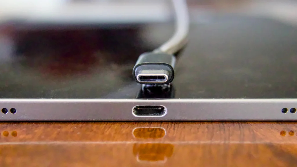 موصل USB-C بجوار منفذ مطابق في جهاز محمول