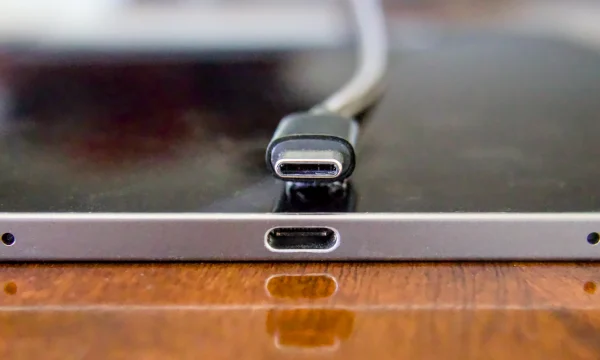 موصل USB-C بجوار منفذ مطابق في جهاز محمول